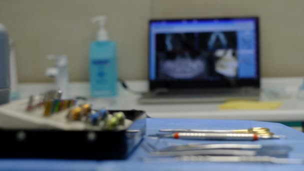 Chirurgo Dentale Esegue Operazione Paziente Denti — Video Stock