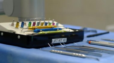 Diş hekimi implant yerleştirme ameliyatı yapıyor.