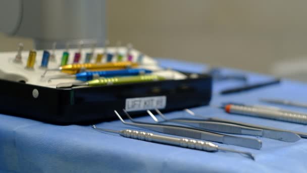 Врач-стоматолог проводит операцию по установке имплантата — стоковое видео