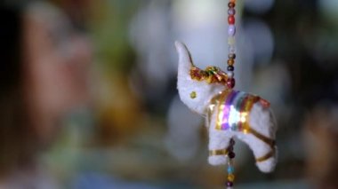 Genç kız dükkanda bir hatıra seçiyor.