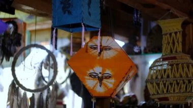 Genç kız dükkanda bir hatıra seçiyor.