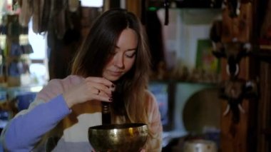 Genç kız dükkanda bir hatıra seçiyor.