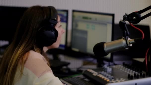 Chica presentadora de radio de una estación de radio . — Vídeos de Stock