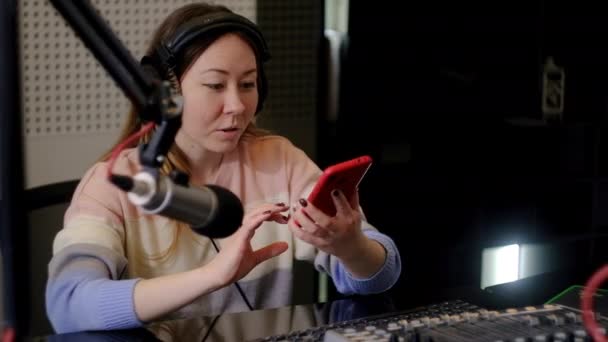 Meisje radio presentator van een radiostation. — Stockvideo