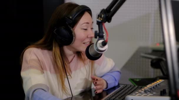 Girl radio host of a radio station. — Stock Video