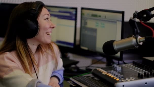 Dívka rádio hostitel rozhlasové stanice. — Stock video