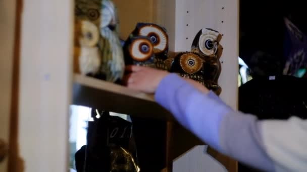 Junges Mädchen sucht sich im Laden ein Souvenir aus — Stockvideo