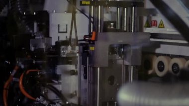 Mekanizmalar, otomatik robotlar, elektrikli motorlar, manometreler, voltmetreler