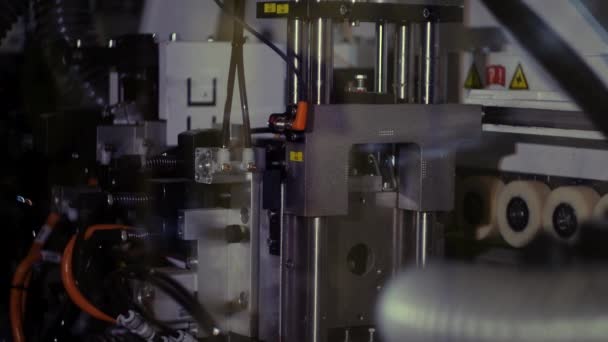 Mécanismes, robots automatiques, moteurs électriques, manomètres, voltmètres 