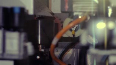 Mekanizmalar, otomatik robotlar, elektrikli motorlar, manometreler, voltmetreler