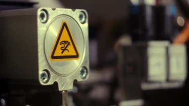Mekanizmalar, otomatik robotlar, elektrikli motorlar, manometreler, voltmetreler