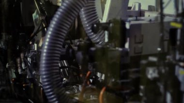 Mekanizmalar, otomatik robotlar, elektrikli motorlar, manometreler, voltmetreler