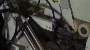 Mekanizmalar, otomatik robotlar, elektrikli motorlar, manometreler, voltmetreler