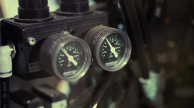 Mekanizmalar, otomatik robotlar, elektrikli motorlar, manometreler, voltmetreler