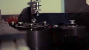 Mekanizmalar, otomatik robotlar, elektrikli motorlar, manometreler, voltmetreler