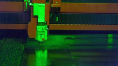 Lazer metali çabucak keser.
