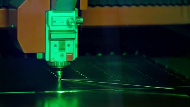 Laser rychle řeže kov — Stock video