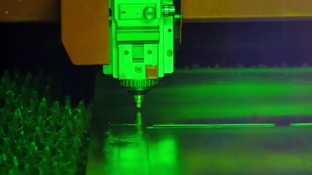 O laser corta rapidamente metal — Vídeo de Stock