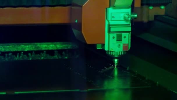 Il laser taglia rapidamente il metallo — Video Stock
