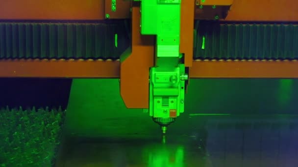 Лазер быстро режет металл — стоковое видео
