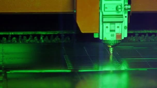 O laser corta rapidamente metal — Vídeo de Stock