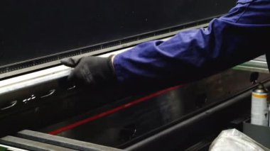 Metal işleme ekipmanları üzerinde metal bükme