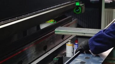 Metal işleme ekipmanları üzerinde metal bükme