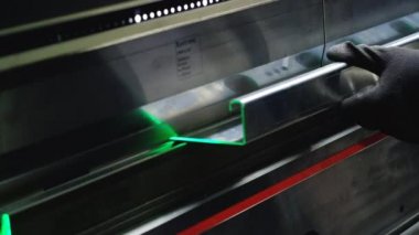 Metal işleme ekipmanları üzerinde metal bükme