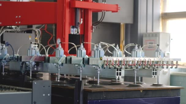 Vakuum-Saugnäpfe tauchen Blech für Laserschneiden ein — Stockvideo