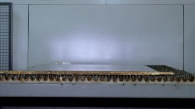 Vakum vakum bardakları lazer kesim için metal katmanı daldırır
