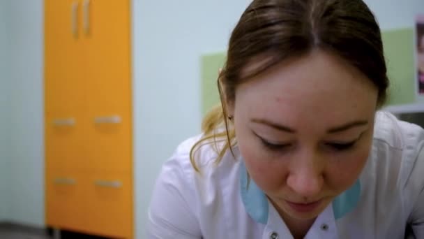Hemşire bir koronavirüs hastasını kurtarır. — Stok video