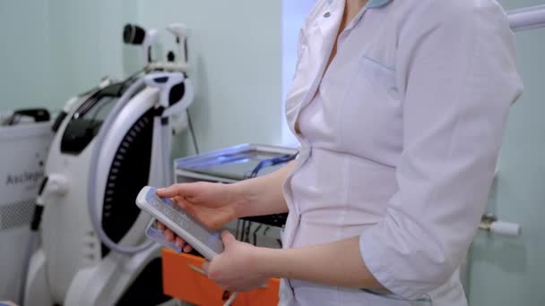 Using a remote control nurse raises the couch — Stock Video