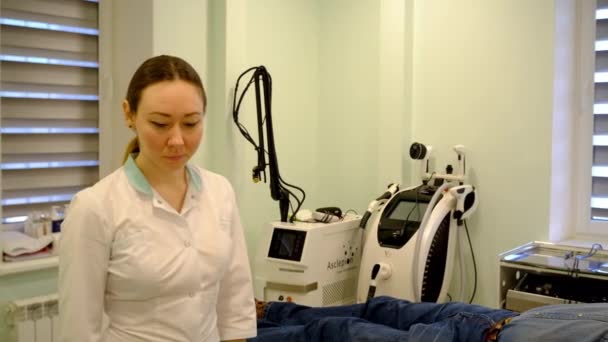 Die Krankenschwester kaut an einer Haarhaube — Stockvideo