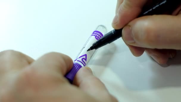 Signer une éprouvette pour coronavirus — Video