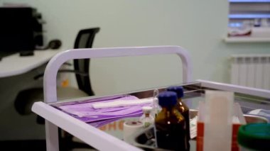 Hemşire tıbbi bir maske takıyor.