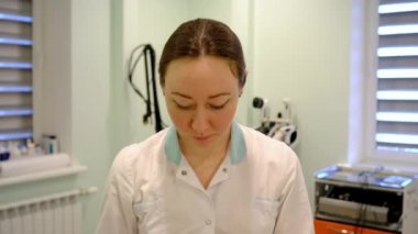 Hemşire tıbbi bir maske takıyor.