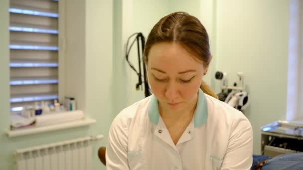 Enfermera se pone una máscara médica — Vídeos de Stock