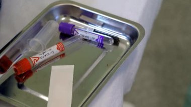 Coronavirus testi için kan alıyorum.
