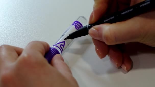 Firmar un tubo de ensayo para el coronavirus — Vídeo de stock