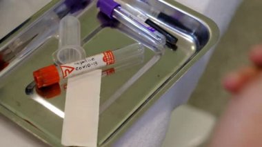 Coronavirus testi için kan alıyorum.