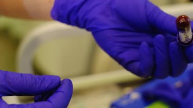 Coronavirus testi için kan alıyorum.