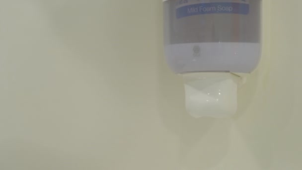 紙タオルで手を拭く看護師 — ストック動画
