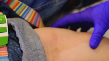 Coronavirus testi için kan alıyorum.