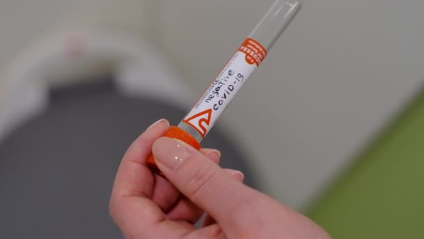 Virüslü test tüpü atıldı — Stok video