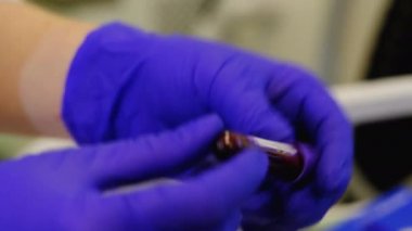 Coronavirus testi için kan alıyorum.