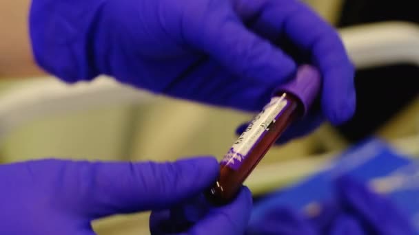 Bloedonderzoek voor een coronavirustest — Stockvideo