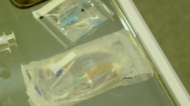 Hemşire damar içi infüzyon için sistemi çıkartıyor.