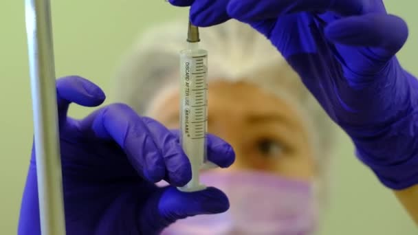 Медсестра назначает противовирусные препараты или вакцины — стоковое видео