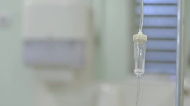 İlaçlar vücuda damlıyor.