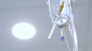 Hemşire bir infüzyon sistemi hazırlıyor.